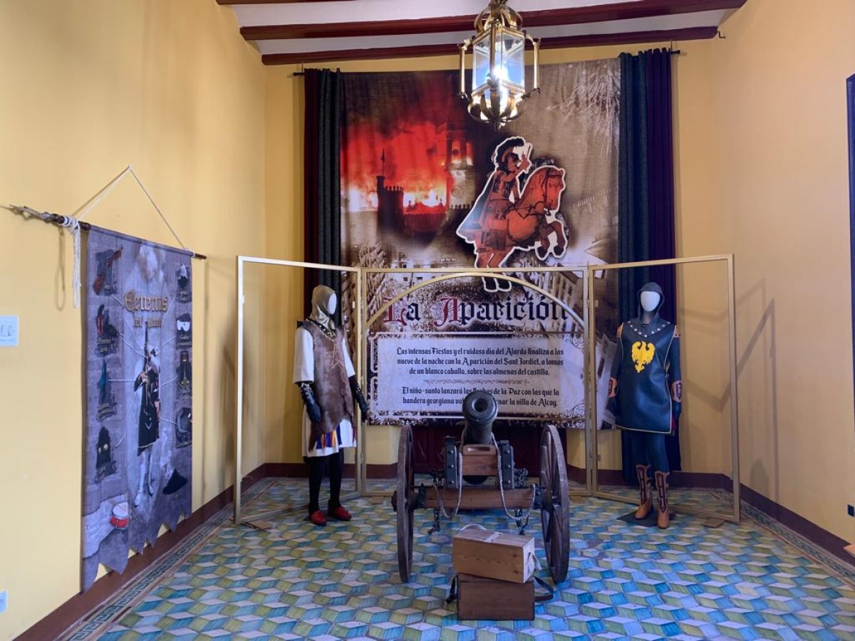 L'exposició ‘El origen de lo nuestro: El Alardo de las fiestas de Moros y Cristianos de Alcoy’ es trasllada al Casal de Sant Jordi amb nous elements